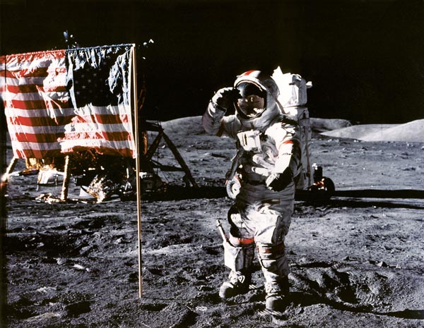 在月球上，尤金·塞尔南（Eugene Cernan）站在美国国旗的旁边
