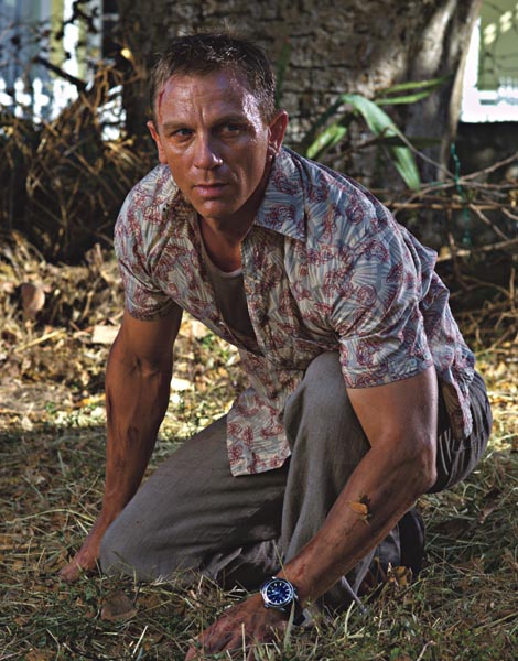 特工007佩戴着欧米茄海马系列300米潜水表执行任务