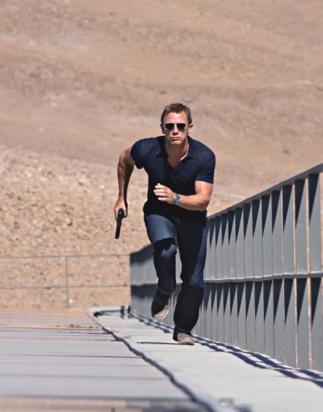 特工007佩戴着海马系列海洋宇宙600米腕表执行任务