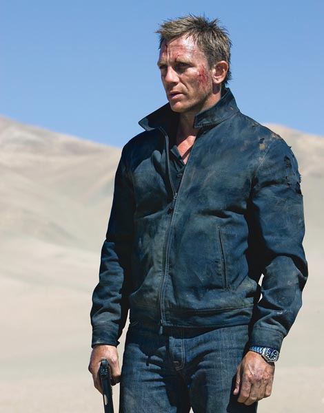 特工007在炎热的玻利维亚沙漠里佩戴着海马系列海洋宇宙600米腕表