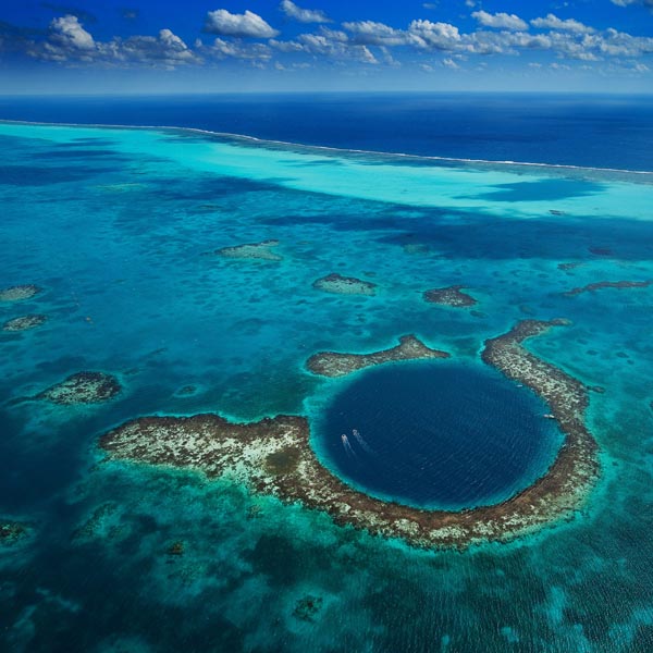 由雅安·阿瑟斯-伯特兰（Yann Arthus-Bertrand）拍摄的位于加勒比海上的伯利兹大蓝洞
