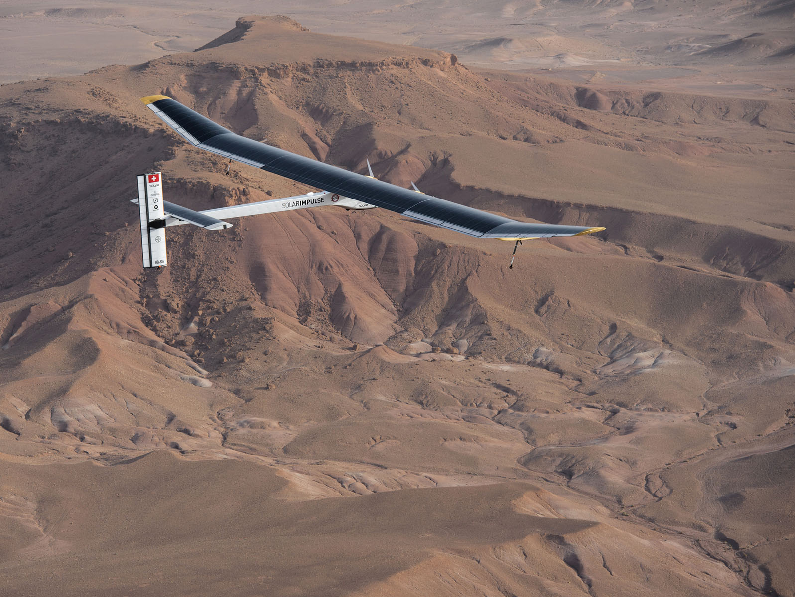 “阳光动力”号飞机翱翔于摩洛哥沙漠上空