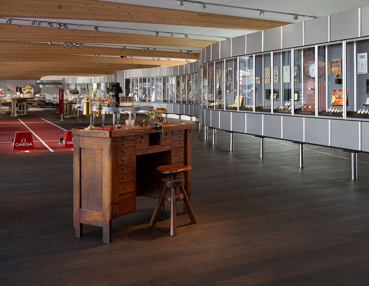 精心设计的长达50米的精钢表链形展示廊设有64扇臻品展示橱窗,带您尽情领略欧米茄辉煌悠久的历史