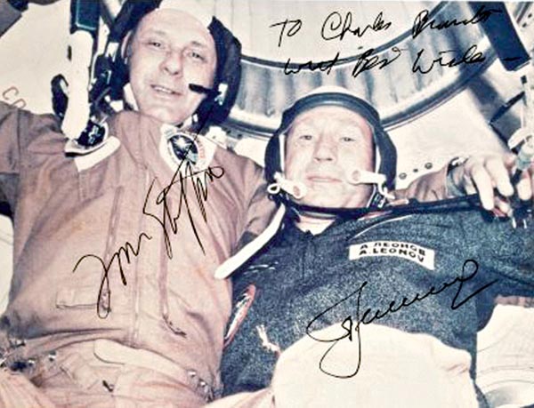 托马斯·斯塔福德（Thomas P. Stafford）与阿列克谢·列昂诺夫（Aleksey A. Leonov）