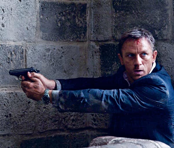 饰演特工007的丹尼尔·克雷格佩戴着海马系列海洋宇宙600米同轴天文台表