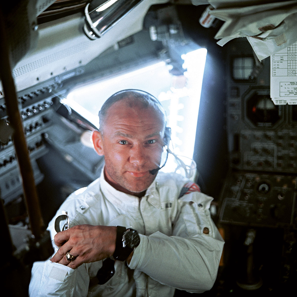 在登月舱里的巴兹·奥尔德林，佩戴着他的欧米茄超霸腕表
