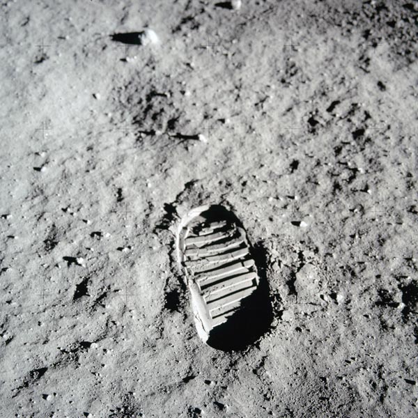 人类首次登月之旅在月球表面上留下的足迹