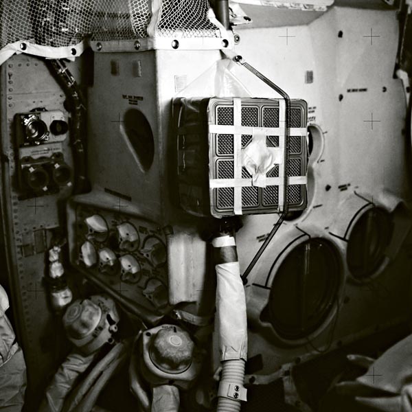 “休斯顿，我们这里遇到麻烦了。”事实上，“阿波罗13号”宇宙飞船遇到了诸多危急难题。
 宇航员们逃离受损的指挥舱，撤离到小型“水瓶座”号登月舱以节省电力，制造出一个临时过滤器用以吸收浓度过高的二氧化碳。
