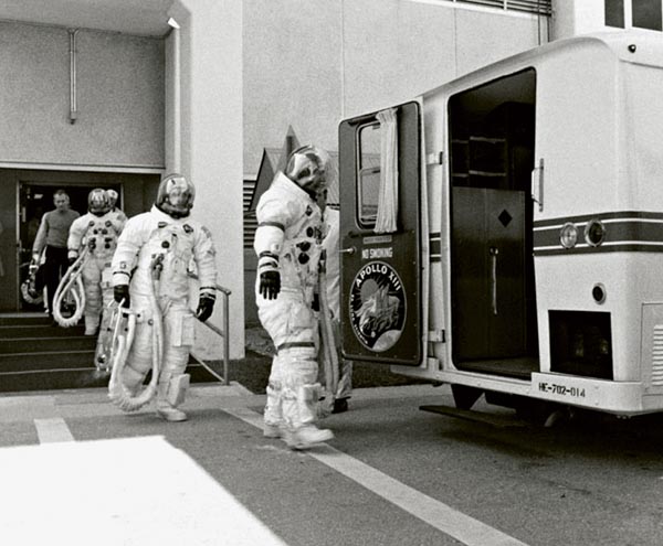 “阿波罗13号”飞船宇航员身着全套太空服