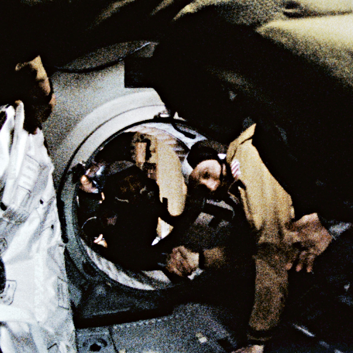 托马斯·斯塔福德与阿列克谢·列昂诺夫在两个国际空间站之间会合