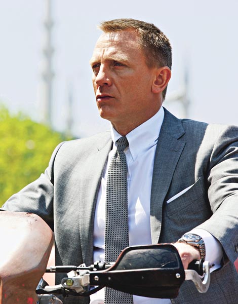 特工007佩戴着欧米茄腕表骑着摩托车