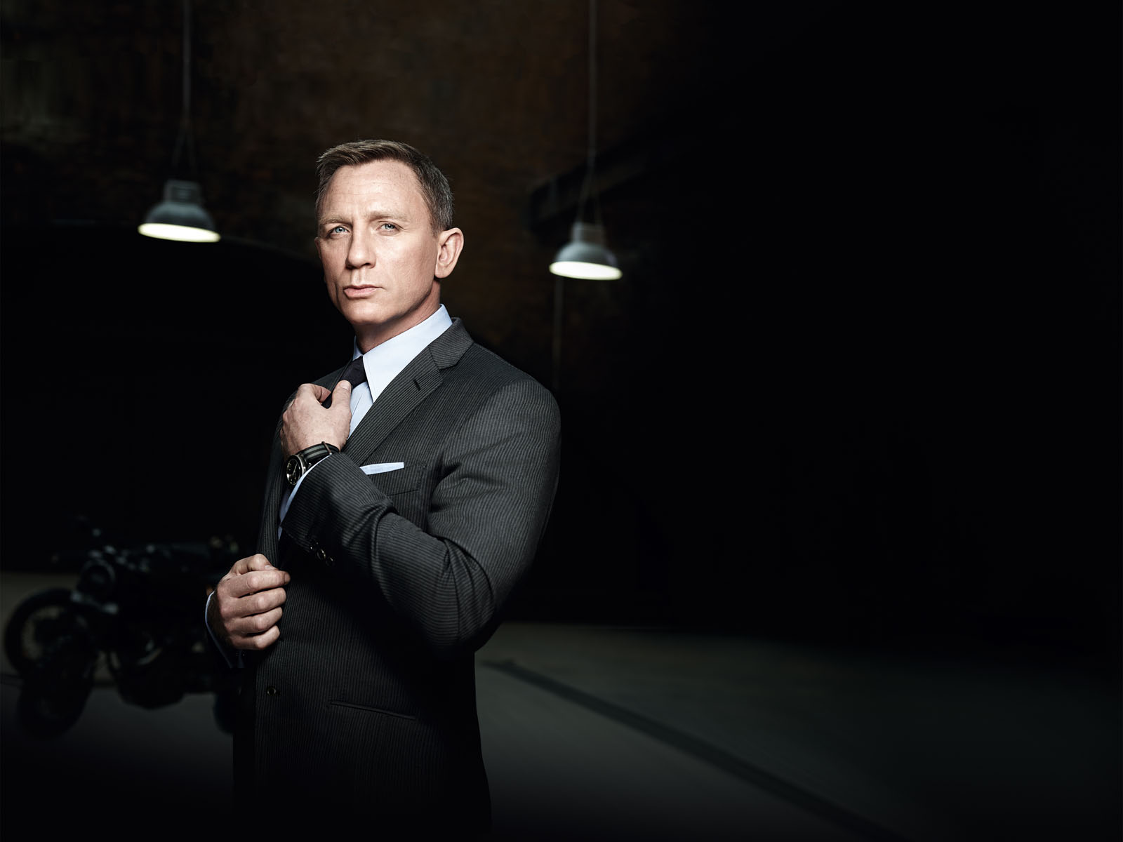 詹姆斯·邦德（代号007）在电影《007：幽灵党》中佩戴着欧米茄海马300腕表