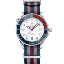 腕表的表壳采用精钢表壳材质打造，搭配白色表盘和NATO表带 bracelet - 海马系列 300米潜<span class="nowrap">水表</span> 41毫米, 精钢表壳 搭配 NATO表带 - 21232412004001