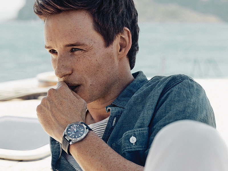 埃迪·雷德梅尼佩戴一枚海马系列Aqua Terra腕表，惬意休憩，眺望海平线景色。